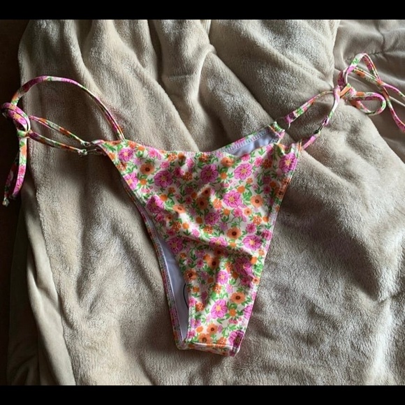 Bikini - Picture 9 of 10